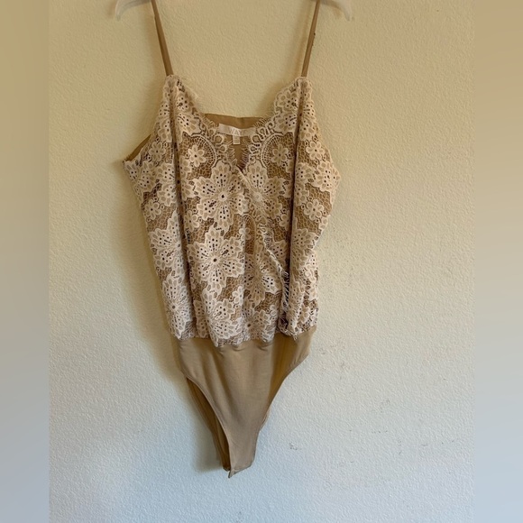 WAYF White Tan Lace V-Neck Adjustable Sleeveless Thong Bodysuit Medium - Picture 1 of 7